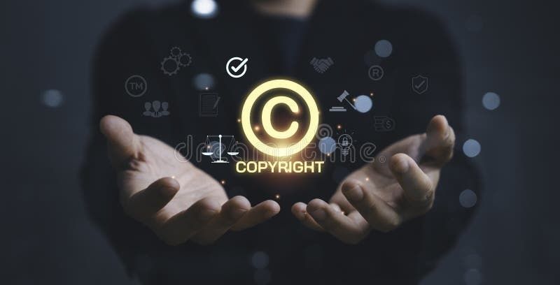 Glödande copyright-symbol mellan utsträckta händer i mörk miljö